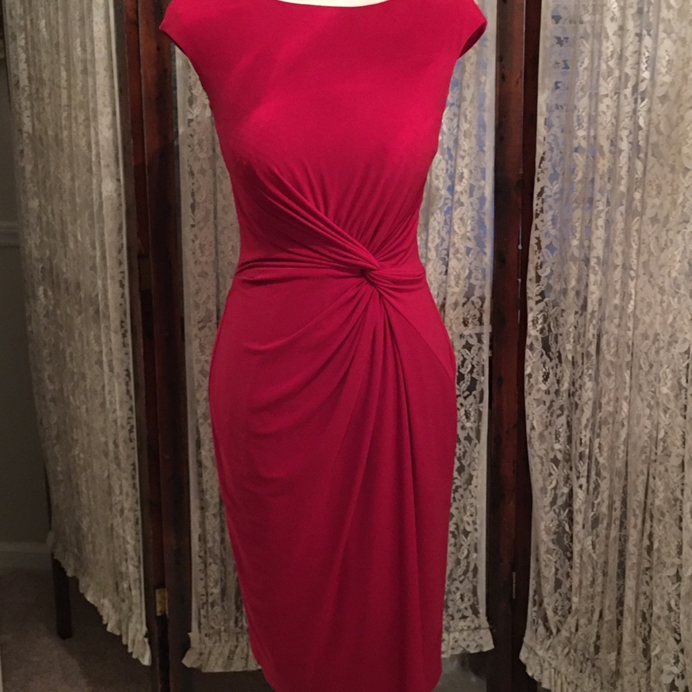 𝓗𝓮𝓵𝓵𝓵𝓵𝓸 hour glass figure!! Stunning dress!